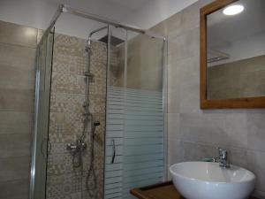 Ein Badezimmer in der Unterkunft Apartments Tina FREE transfer from-to the airport