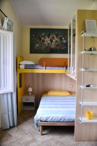 a bedroom with two bunk beds and a ladder at Los Flamingos in La Maddalena