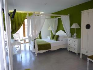 Giường trong phòng chung tại Los Calaos de Briones