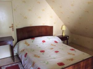 クル・シュヴェルニにあるLes vaulxのベッドルーム1室(花の飾られたベッド1台付)