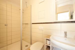 ein Bad mit einer Dusche, einem WC und einem Waschbecken in der Unterkunft "goethezimmer" - kleine Ferienwohnungen in der Leibnizallee in Weimar