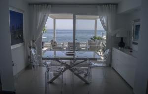 uma sala de jantar com vista para o oceano em Beach-Front Bahia Dorada em Estepona