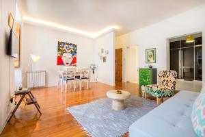 リスボンにあるChiado Central Apartmentのリビングルーム(青いソファ、テーブル付)