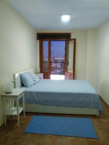 アヤモンテにあるApartamento Costa Esuri Golfのベッドルーム(大型ベッド1台、窓付)