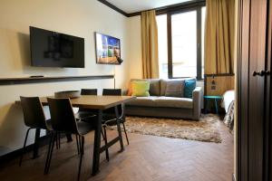 a living room with a table and a couch at Getaway Brussels Airport in Zaventem