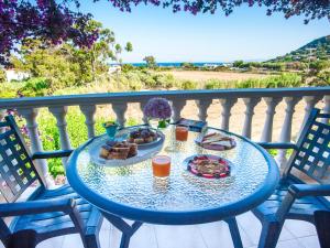 een tafel met eten en drinken op een balkon bij Eleni's Studios in Kateliós