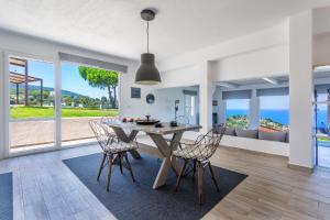 una cucina e una sala da pranzo con tavolo e sedie di Villa Savvina a Skopelos Town