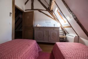 Cénac-et-Saint-JulienにあるGîte Jardins du Périgordのベッドルーム(ベッド2台付)が備わる屋根裏部屋です。