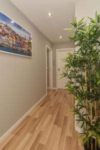een woonkamer met een plant en een schilderij aan de muur bij Oporto Bernardes Studios - Heroísmo in Porto