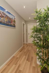 Una sala de estar con una planta y un cuadro en la pared. en Oporto Bernardes Studios - Heroísmo, en Oporto
