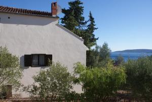 a building with a window on the side of it at Villa Punta in Okrug Donji