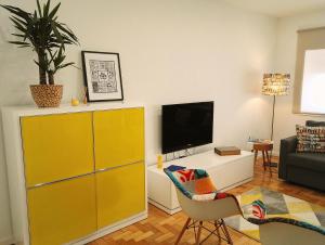 ヴィラ・ノヴァ・デ・ガイアにあるAlways Portoのリビングルーム(黄色のキャビネット、テレビ付)