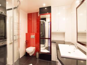 un baño con inodoro y lavabo en Living Room New, en Tarnów