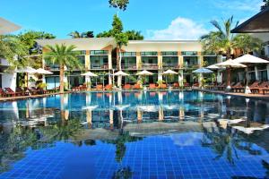 una gran piscina frente a un hotel en Bundhaya Resort en Ko Lipe