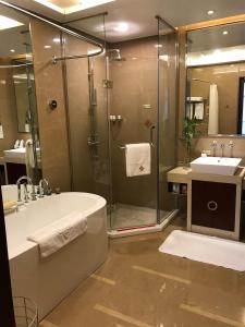 Kylpyhuone majoituspaikassa Hongrui Jinling Grand Hotel Hefei