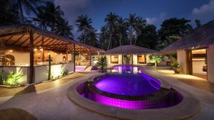 una villa con piscina di notte di Baan Tham 2 villas 10 bedrooms a Hinkong