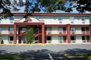 un aparcamiento vacío frente a un edificio en Hotel L'Express, en Longueuil