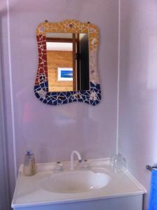 デンマークにあるWindrose B&Bのバスルーム(洗面台、壁掛け鏡付)