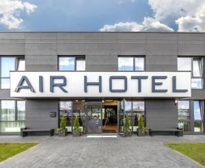 een vliegtuighotelbord aan de voorzijde van een gebouw bij Air Hotel in Karmėlava