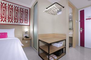 เตียงในห้องที่ favehotel Sorong