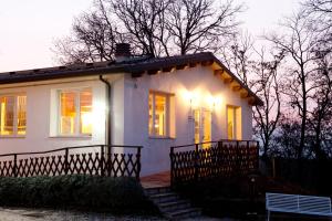 una casa bianca con le luci accese di Agriturismo La Gironda a Castrocaro Terme
