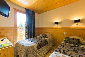 Postel nebo postele na pokoji v ubytování Logis Hotel & Spa Beau-Site