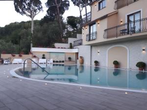 Bazén v ubytování Hotel La Vue d'Or nebo v jeho okolí