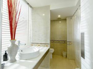バンコクにあるアイ レジデンス ホテル シーロムのバスルーム(白い洗面台、トイレ付)