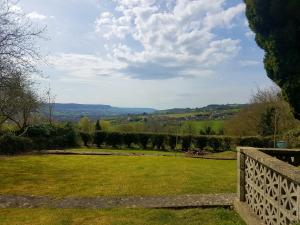 uma vista do jardim da casa em Star Inn em Stroud