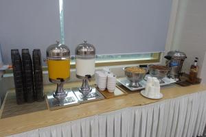 a counter with two complimentary drinks and food on it at Hotel L'art Gimpo in Gimpo