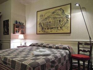 - une chambre avec un lit, une table et une chaise dans l'établissement Cefalù Cathedral Palace, à Cefalù