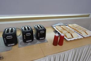 a counter with a bunch of hot dogs and toasters at Hotel L'art Gimpo in Gimpo