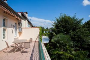 a patio with a table and chairs on a balcony at ALBIAPPART(2) in Albi