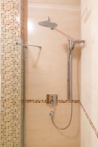 une douche avec pommeau de douche dans une salle de bain dans l'établissement Saint Stefan Apartments, à Sveti Stefan 21 autres photos