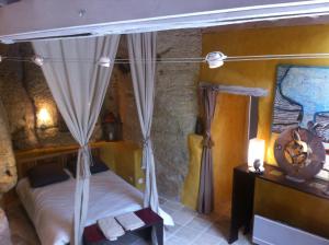 Postel nebo postele na pokoji v ubytování Troglodyte loft