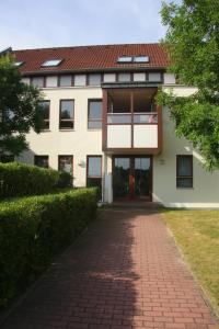 a building with a brick walkway in front of it at Wohnen auf Zeit am Golfplatz Motzen in Motzen