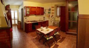 a kitchen with a table and chairs in a kitchen at Casa Ai Piedi Della Riserva Naturale in Pettorano sul Gizio