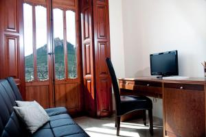 Habitación con escritorio, ordenador y silla. en Hotel San Sebastián Hospedería en Cieza