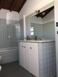 uma casa de banho com um lavatório, um WC e uma banheira em Monte de Sao Francisco em São Miguel de Machede