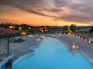 vistas a una piscina con luces al atardecer en San Giovanni Terme Rapolano, en Rapolano Terme