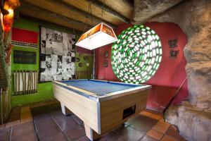 a ping pong table in a room with at Amphitheatre Backpackers Lodge in Ethels Drive