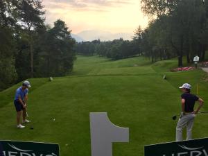 Zwei Männer spielen Golf auf einem Golfplatz in der Unterkunft B&B Volta in Como