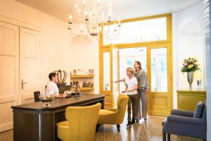 Lobbyen eller receptionen på Schloss Kaarz mit Park