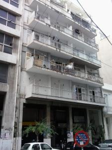 un condominio con balconi e macchine parcheggiate di fronte di Athens Center Apartment ad Atene
