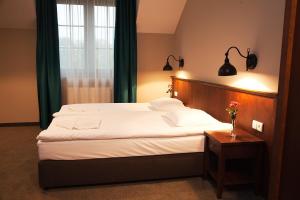 Un dormitorio con una cama grande y una ventana en Hotel Biesiada, en Lublin