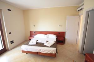 ザンブローネにあるLa Rosa dei Ventiのベッドルーム1室(ベッド2台、白いシーツ、タオル付)