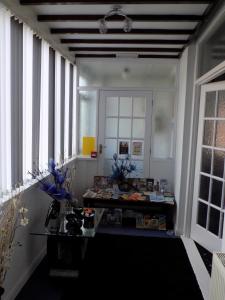 A kitchen or kitchenette at The Lorron 