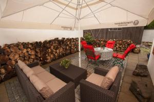 eine Terrasse mit einem Tisch, Stühlen und einem Sonnenschirm in der Unterkunft Georg Mayer Haus in Oberstdorf