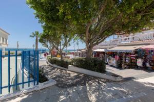 a street with a market with trees and shops at Apartamentos Edificio Capricho in Torremolinos