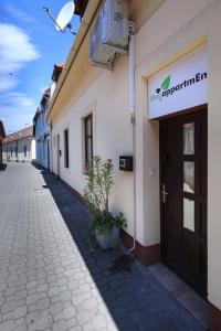 un bâtiment avec une porte sur le côté d'une rue dans l'établissement Ecoappartment, à Mosonmagyaróvár